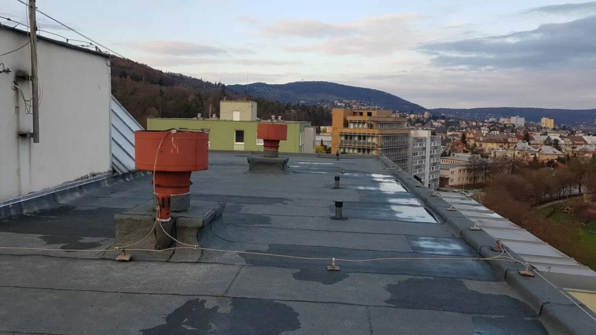 zatekanie rovnej strechy