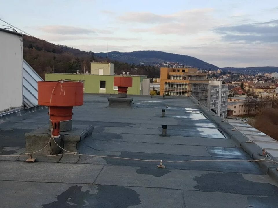 zatekanie rovnej strechy
